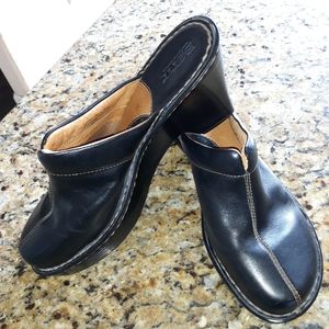 BORN LEATHER CLOGS/MULES
